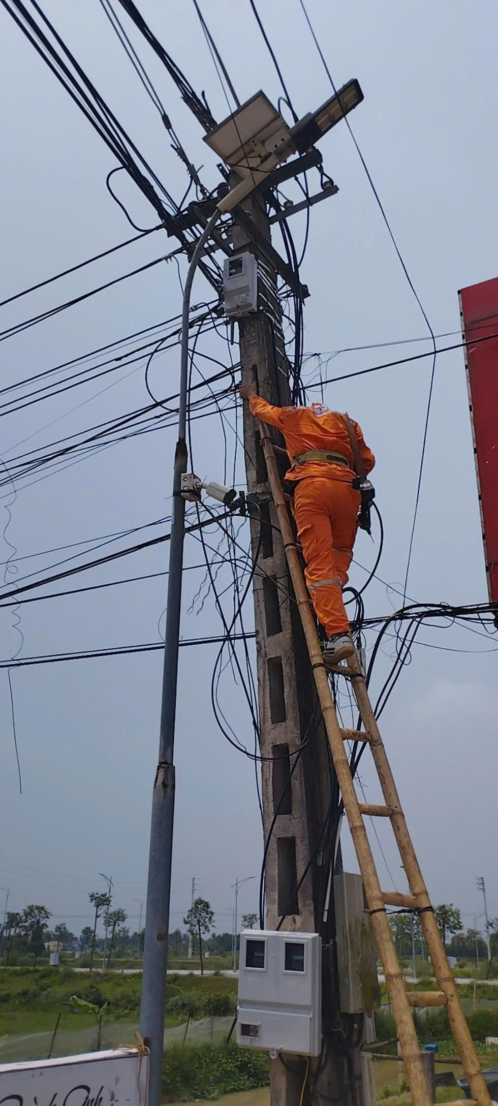 Bộ tập trung DCU là gì? Cấu tạo, chức năng và ứng dụng trong hệ thống đo xa công tơ điện